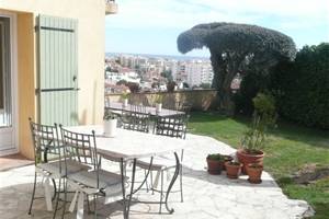 TRES JOLI MAS AVEC PISCINE ET VUE MER SITUE A PIED DU CENTRE D'ANTIBES