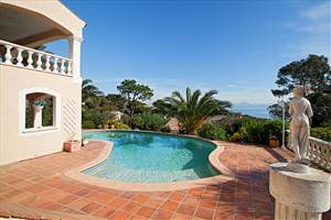 LES ISSAMBRES 200M MER ET PORT VILLA 200M² SUR 1100M² TERRAIN AVEC PISCINE