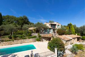 CHARMENTE VILLA AVEC BEAU JARDIN, DOUBLE GARAGE, GRANDE PISCINE ET ESPACE INVITE