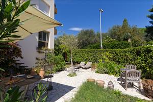 BEL APPARTEMENT AVEC 2 CHAMBRES, 2 SDB, jardin privé et parking