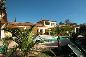 VIDAUBAN VILLA 5 CHAMBRES PISCINE