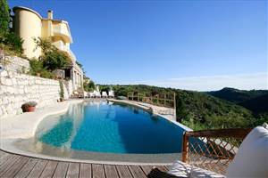 CHARMANTE VILLA EN PARFAIT ETAT AVEC VUE IMPRENABLE SUR LA MER ET LES MONTAGNES