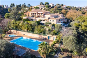 3 VÆRELSES LEJLIGHED I BEBYGGELSE MED POOL I NICE